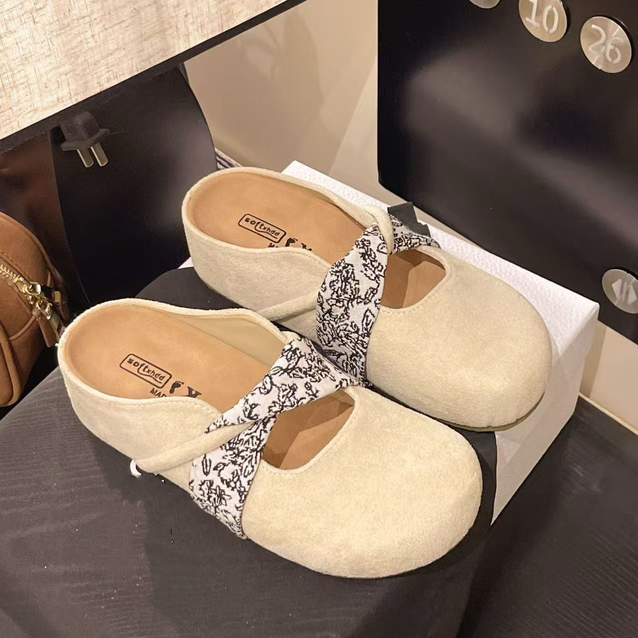 【YUNANEAT】5CM height-increasing Birkenstock-style clogs for women, best-selling French suede Mary Jane half-slippers with a soft sole, in a European style.